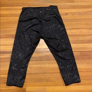 Lululemon wonder under pattern Capri